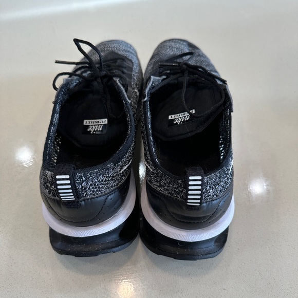 Nike Air Max Flyknit Racer - Picture 3 of 8